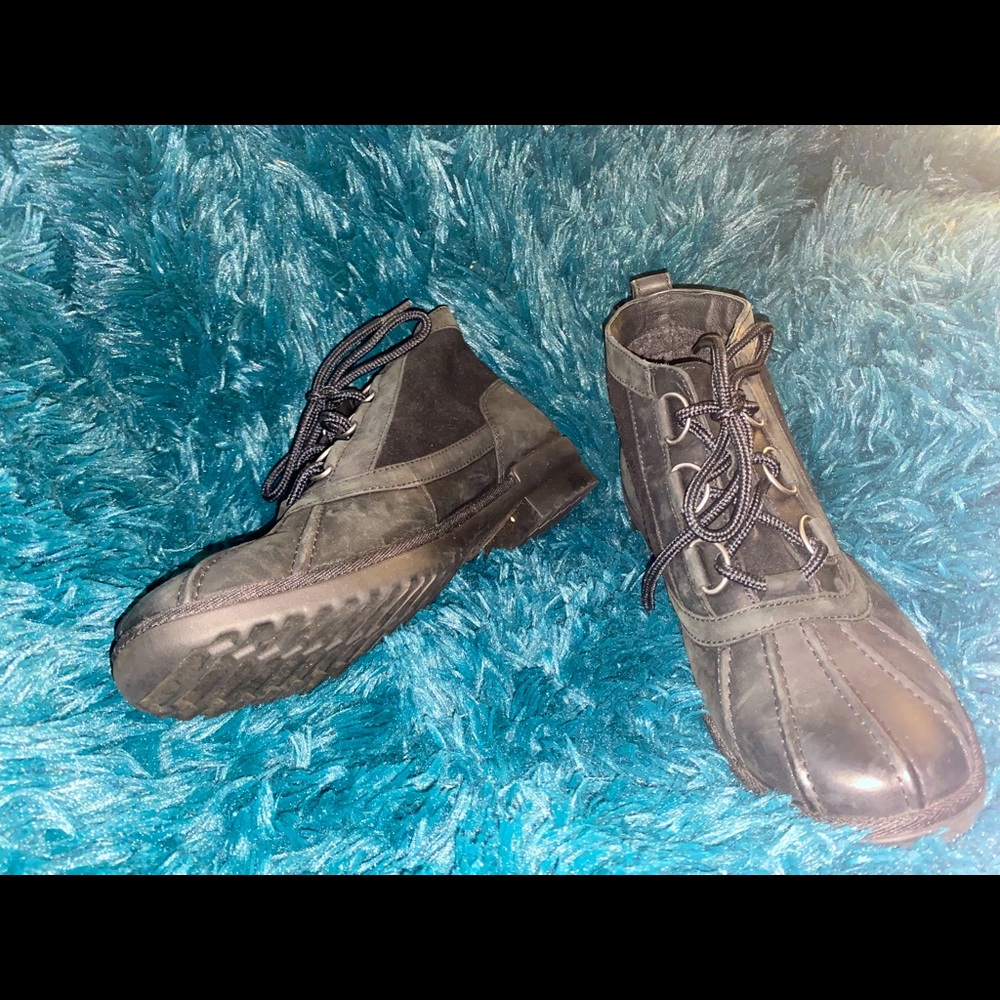 Size 9.5 Women’s UGG Heather Boot. Waterproof